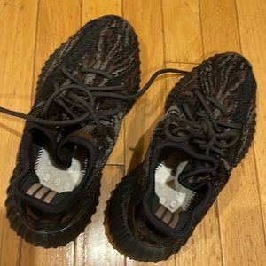 100% authentic Only worn twice, took out the insoles.